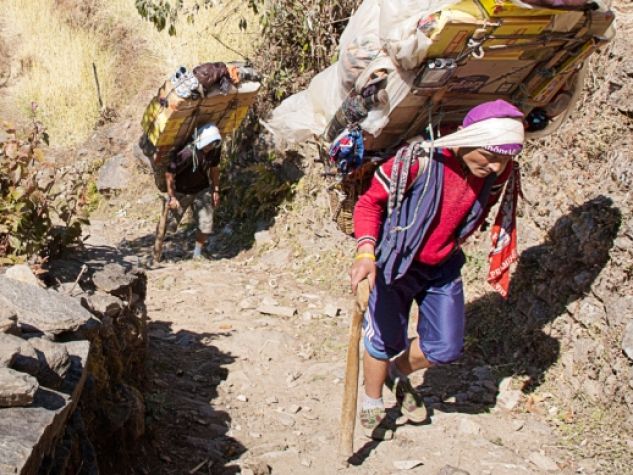 Uno sherpa sul sentiero per Lamajura La.