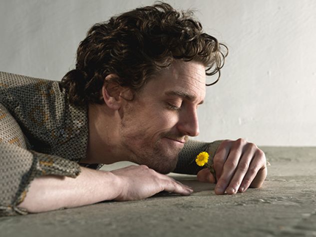 uomo annusa un fiore