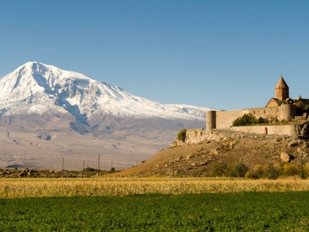 Armenia. Il monastero di Khor Virap ai piedi dell'Ararat.