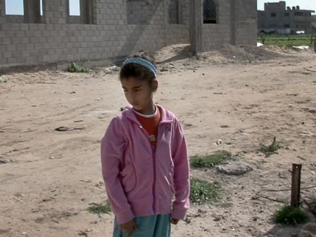 Nel quartiere di al-Zeitoun la piccola Amal contempla i danni che la guerra ha portato a sud di Gaza nel 2009. L’immagine è tratta dal documentario «La strada dei Samouni».