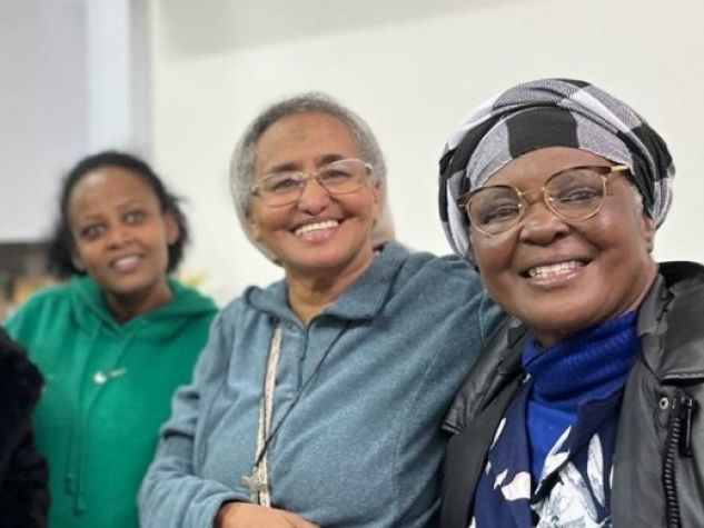 Suor Aziza in mezzo alla «sua» gente.