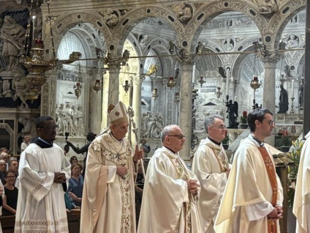 Eucaristia al centro e Antonio come modello