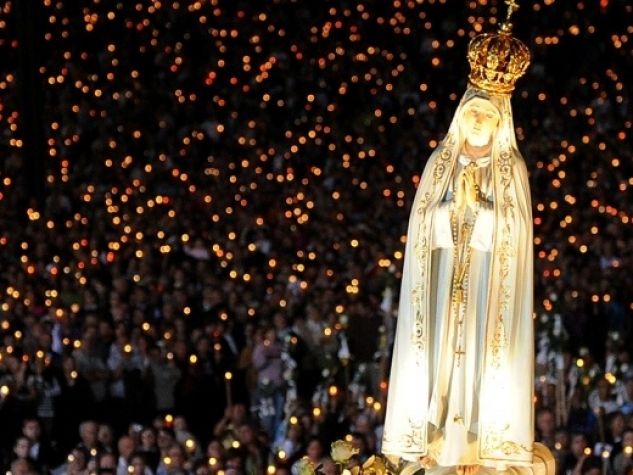 L’immagine della Madonna di Fatima in processione notturna nel piazzale antistante il santuario.