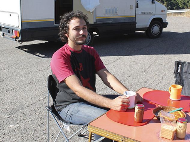 Daniel Tarozzi in una pausa del suo viaggio in cerca dell'Italia che cambia. Sul fondo il camper