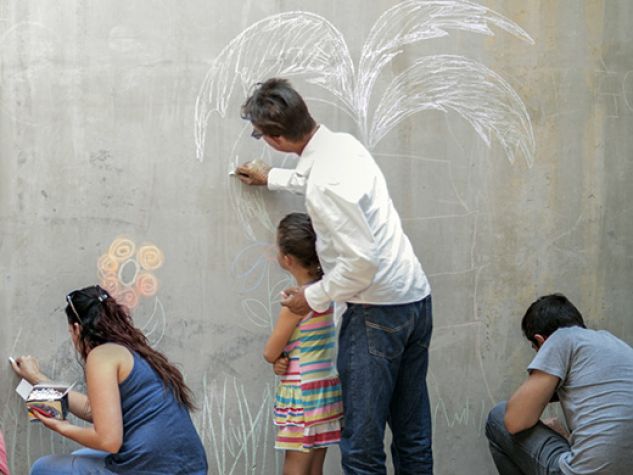 tante persone diverse disegnano in modi differenti sullo stesso muro