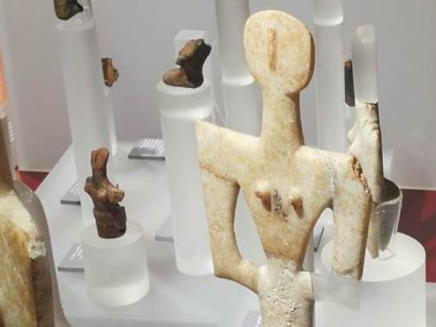 Figura femminile a placca di Turriga, Senorbì (CA) e figura femminile a placca traforata di Porto Ferro, Alghero (SS). 