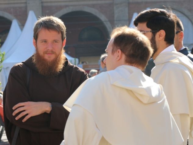 alcuni frati in dialogo al Festival francescano 2015