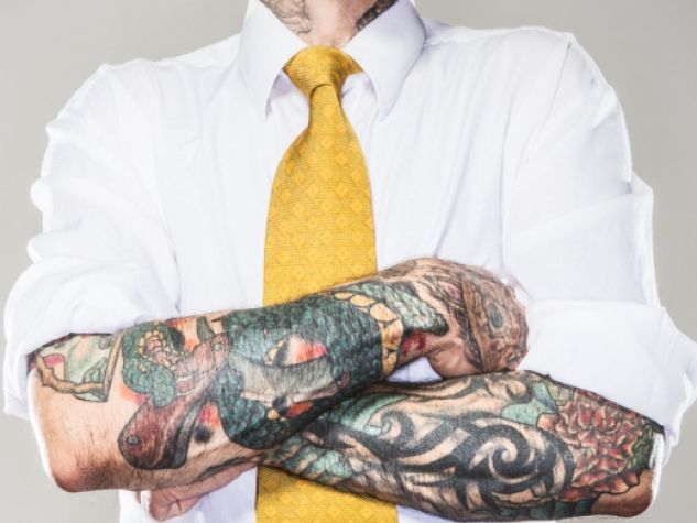 Camicia, cravatta e... tatuaggi!