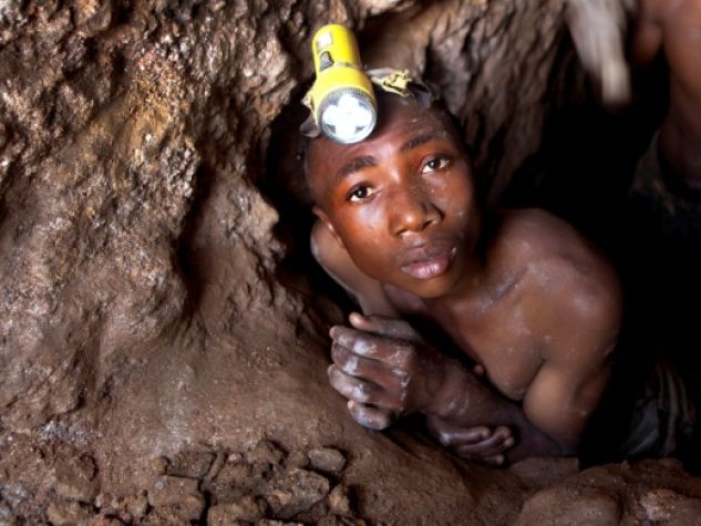Nel distretto di Szibira, nella provincia del Kivu Sud (Repubblica democratica del Congo), due ragazzi lavorano in una miniera di cassiterite.