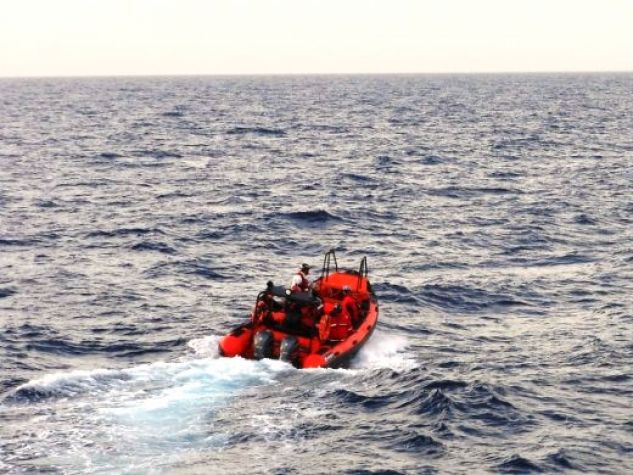 un gommone in mare per recuperare i migranti avvistati