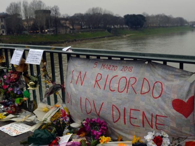 Fiori e messaggi di solidarietà sul ponte Amerigo Vespucci, a Firenze. Li hanno lasciati le centinaia di persone scese a manifestare, a pochi giorni dalla morte di Idy Diene, contro violenza e xenofobia.
