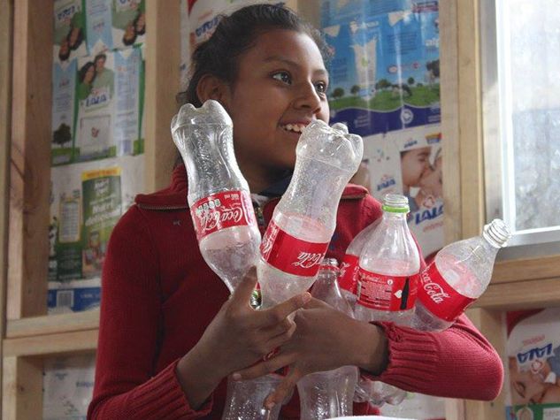 In Messico i lettori sostengono scuole costruite con bottiglie di plastica e Tetra pac.