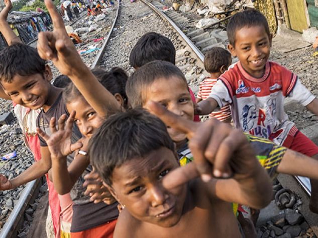 Bambini nello slum ferroviario di Park Circus