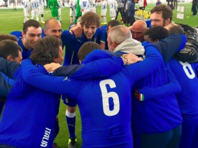 La squadra italiana di calcio a cinque per disabili mentali in azione sul campo.