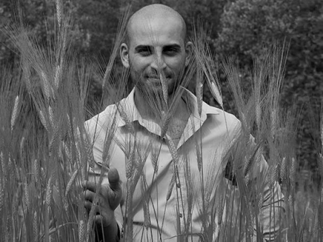 Ettore Maggio tra le spighe di grano antico