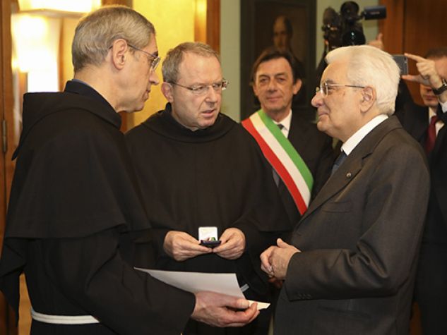 Il presidente Mattarella consegna ai frati della Basilica la medaglia alla memoria di padre Cortese