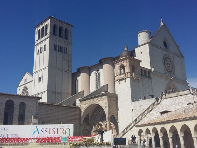 trentesimo dello Spirito di Assisi, piazza san Francesco pronta a ospitare la preghiera interreligiosa