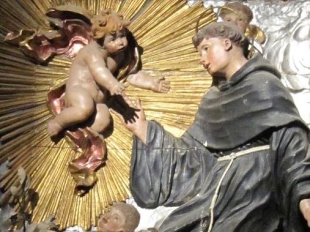 Sant'Antonio e il Bambino, bassorilievo.