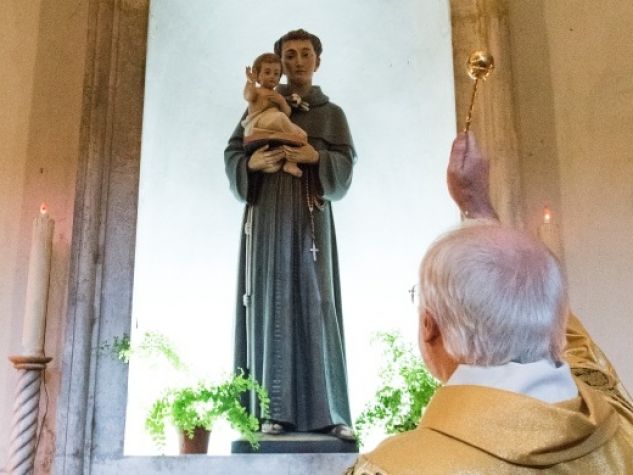 Fra Giancarlo Zamengo benedice la nuova statua di sant'Antonio