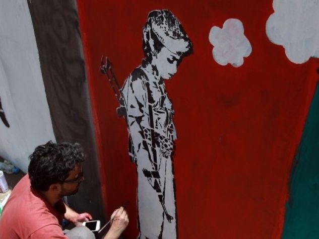 Murales contro il recrutamento di bambini soldato in Yemen.
