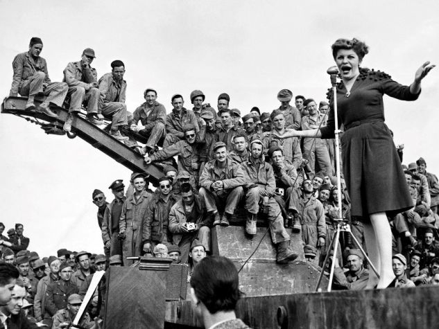 Margaret Bourke-White, Spettacolo per le truppe americane