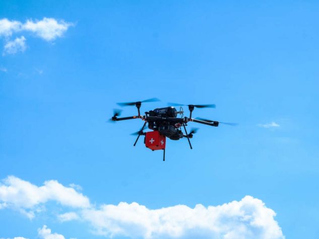 Drone in volo per il trasporto di merci sanitarie e sostanze biologiche.