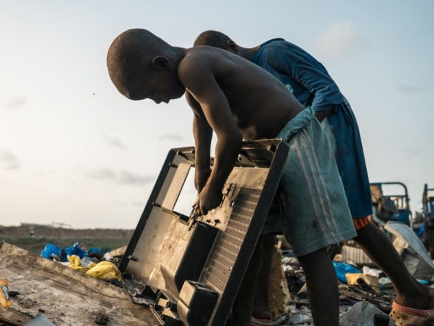 Bambini riciclano parti dei rifiuti elettronici nella discarica di Agbogbloshie, in Ghana.