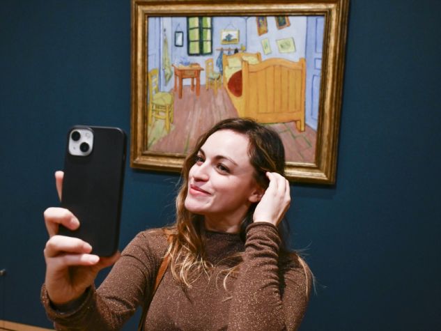 Ragazza si fa un selfie davanti a un'opera di Van Gogh.