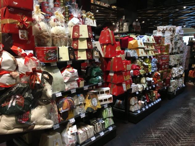 Scaffali pieni di dolci invenduti dopo le feste natalizie.