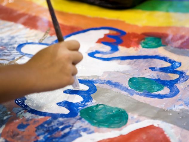 bambini disegnano una colomba sulla bandiera della pace