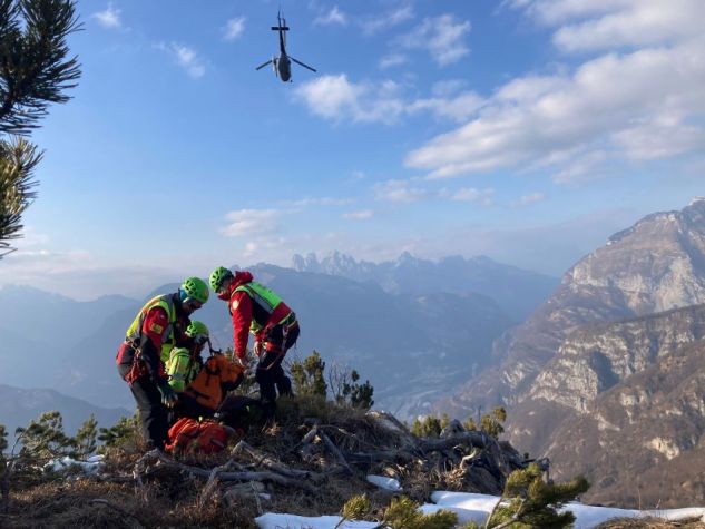 Soccorso Alpino e Speleologico Veneto durante un intervento di emergenza nelle Dolomiti.
