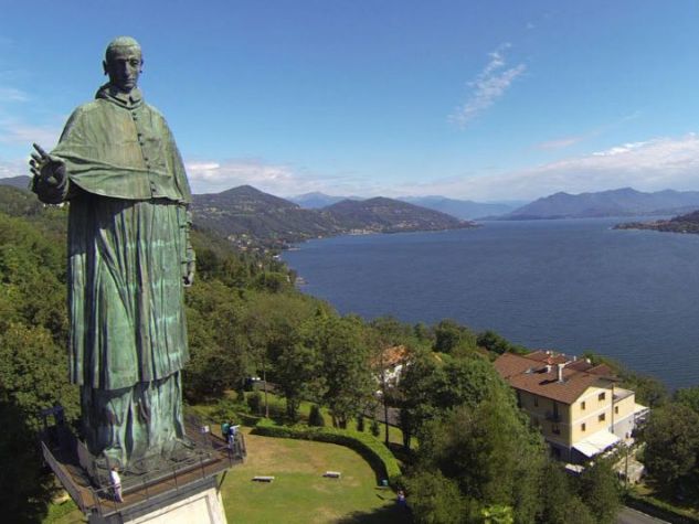 Vista panoramica del Lago Maggiore con la statua di san Carlo ad Arona.