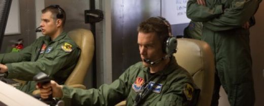 Il protagonista Tom Egan, interpretato da Ethan Hawke, mentre con un joystick in mano comanda i droni che colpiscono i nemici.