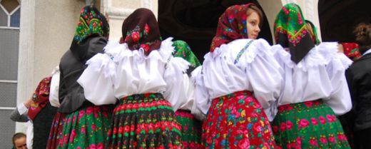 Le ragazze del Maramureș nel giorno di Pasqua