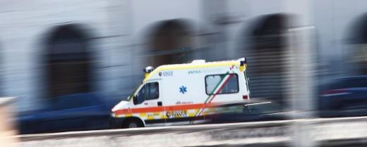 la corsa di un'ambulanza per le vie di Roma