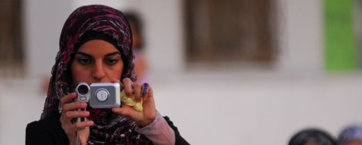 giovane donna palestinese con la cinepresa