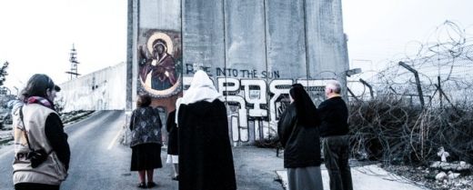 fedeli pregano il rosario di fronte alla Madonna del Muro a Betlemme