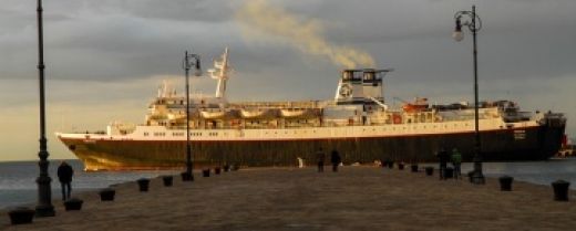 Nave in partenza dal porto di Trieste