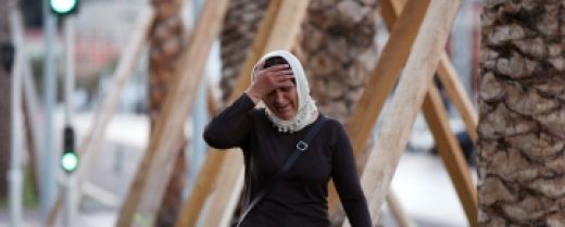Una donna musulmana piange le vittime dell'attacco terroristico di Nizza lo scorso 14 luglio