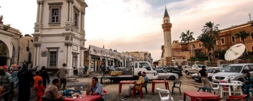 tavolini di un bar a Tripoli