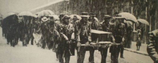 Alcune salme mentre vengono portate al cimitero, nel bel mezzo di una bufera di neve.