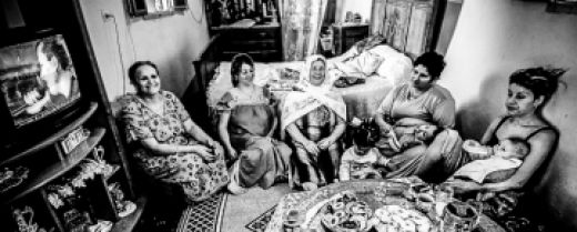 Donne della casbah di Algeri nei loro appartamenti: il grande vassoio dei dolcetti, il sole del Mediterraneo dalle finestre