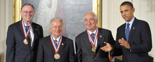 Federico Faggin, secondo da sinistra, alla Casa Bianca, in occasione del conferimento della National Medal of Technology and Innovation, nel 2010, da parte dell’allora presidente  degli Stati Uniti, Barack Obama.