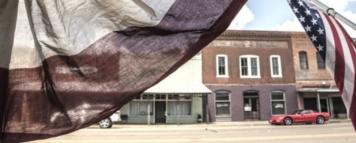 Flags (2020), particolare, dal progetto fotografico Far Fading West (foto di Luisa Menazzi Moretti).