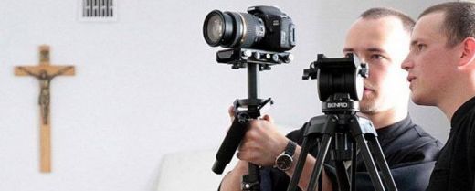 Frati con telecamere