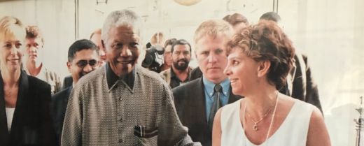 Gill Martini immortalata assieme a Nelson Mandela.