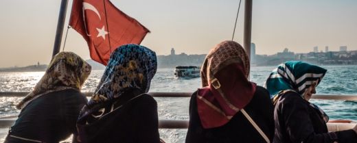 giovani ragazze velate su un traghetto nel Bosforo