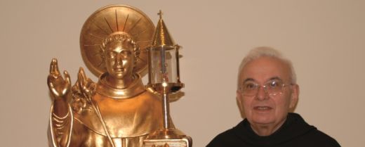 padre Giorgio Caltran con una reliquia di sant'Antonio