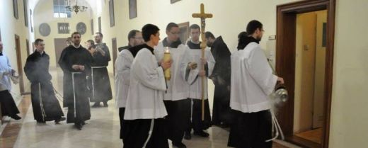 giovani frati in processione alla benedizione delle celle