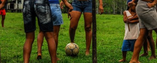 ragazze giocano a calcio a Villa Alancar in Amazzonia